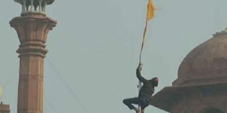 سکھ کسانوں نے دہلی کے لال قلعہ پر خالصتان کا پرچم لہرا دیا‎‎