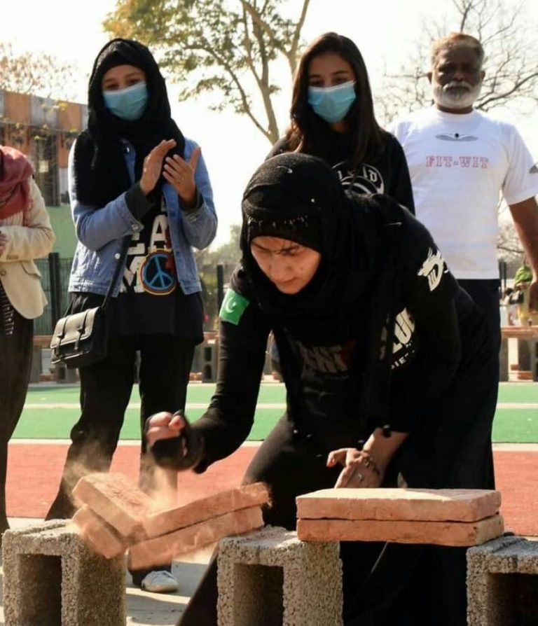 Pakistani girl breaks 1000 bricks for Guinness World Record